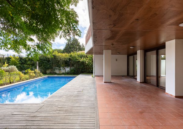 Modern five bedroom family villa with pool and garden facing the Beloura golf course.