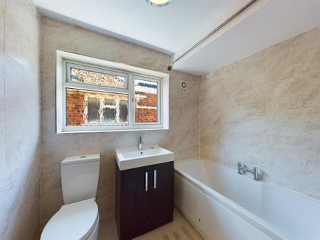 4 bedroom detached house to rent - Photo 2