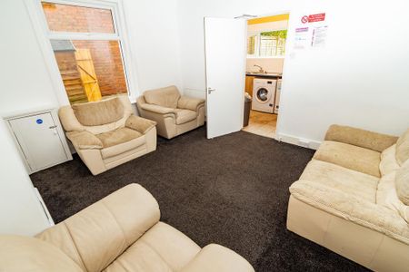 6 bedroom semi-detached house to rent - Photo 2