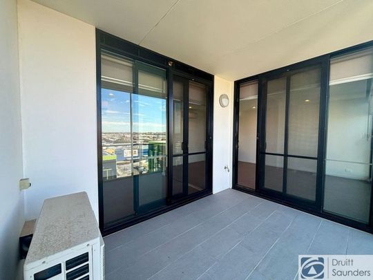 Top-Floor Apartment with Stunning City Views! - Photo 1