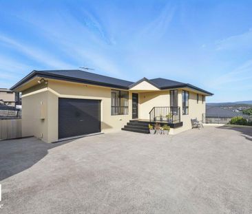 Spacious Villa with Rumpus Room and Stunning Views - Photo 2