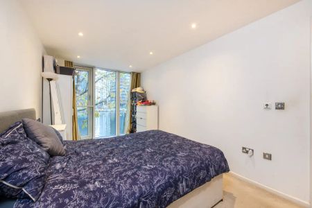 2 bedroom flat in London - Photo 2