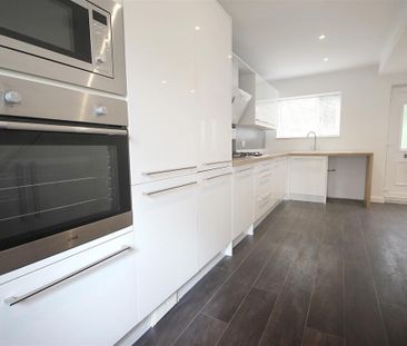 3 Bedroom House - Mid Terrace To Let - Photo 4