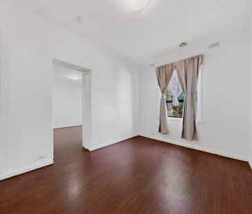 Spacious Ascot Vale Family Home with Versatile Granny Flat - Photo 5