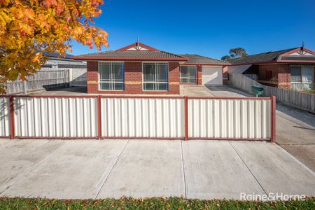 Charming 3 bedroom home - Photo 2