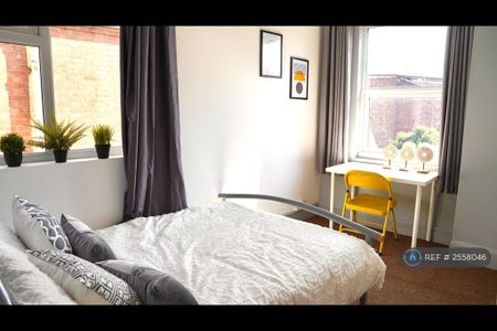 1 bedroom in a house share to rent - Photo 2