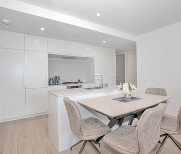 Spacious 3-Bedroom Apartment with Stunning City Views in Brunswick ... - Photo 5