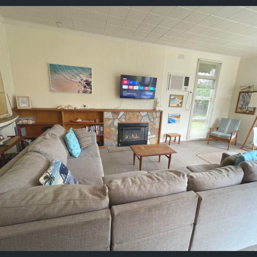 Old Point Lonsdale Awaits; FULLY FURNISHED, AVAIL. UNTIL MID-DECEMBER - Photo 1