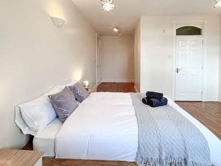 3 bedroom flat to rent - Photo 4