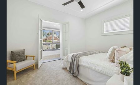 Fully renovated one bedroom with sunroom close to Bondi Beach - Photo 3
