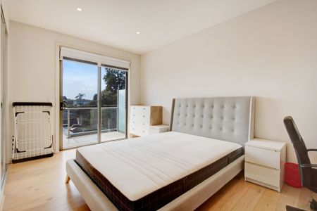 Modern Top-Floor Living with Style and Comfort - Photo 3