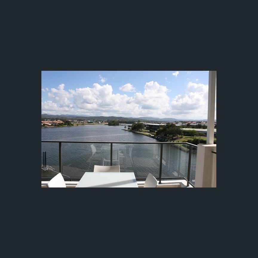 3x Bedroom FULLY FURNISHED APT - Top Floor with Full Lake Views - Photo 1