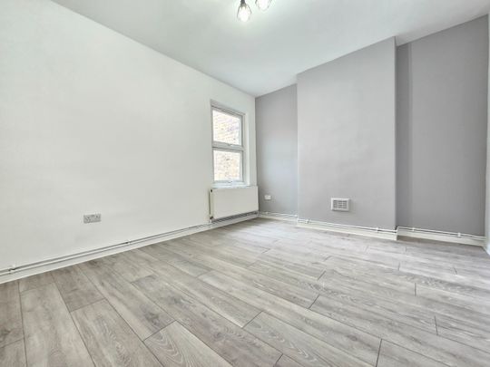 3 Bed Flat, Aslett Street, SW18 - Photo 1