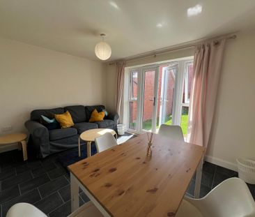 4 bedroom semi-detached house to rent - Photo 3