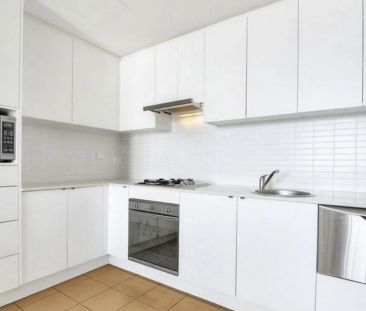 Fully furnished one-bedroom apartment with water views Oct - Photo 1