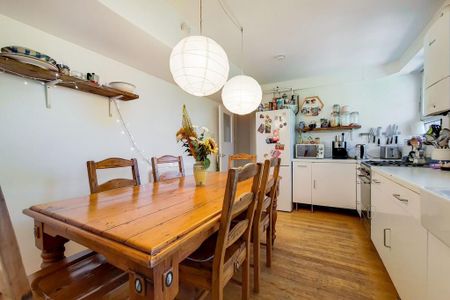 3 bedroom flat to rent - Photo 4
