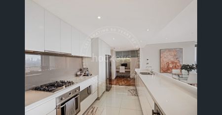 Stunning Fully Furnished Three Bedroom Apartment - Photo 2