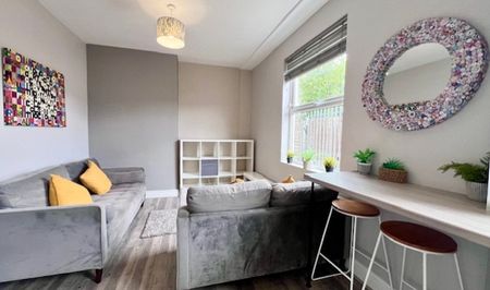 High Spec 5 bedroom House with 2 bathrooms - Photo 3