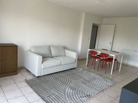 BEAU T2 EN RESIDENCE SECURISEE AVEC BALCON ET PARKING REMICOURT CHAMPS ELYSEES - Photo 2