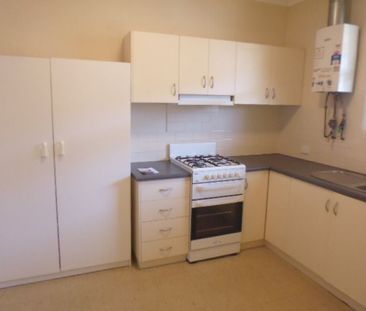 Two bedroom unit with single garage - Photo 3