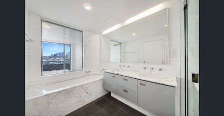 Breathtaking Penthouse with Bridge Views - Photo 4