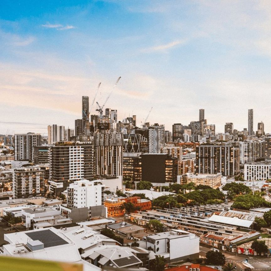 2 BEDROOM 2 BATHROOM + CAR PARK! + 1 MONTH FREE INTERNET - Photo 1