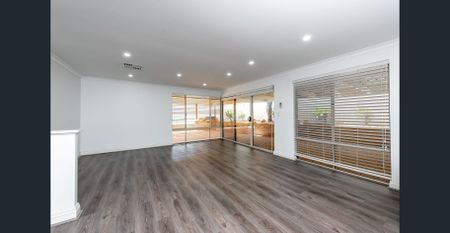 STUNNING FAMILY HOME - ENTERTAINERS DELIGHT! - Photo 4