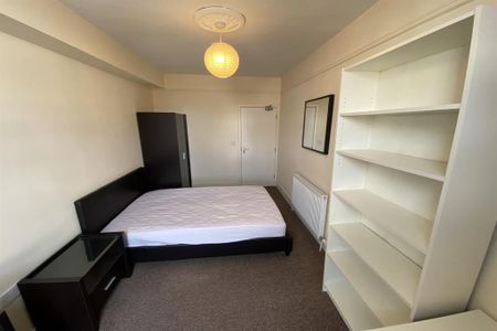 1 bedroom in a flat share to rent - Photo 3