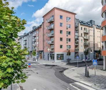 Ny tvåa högst upp i huset med centralt läge uthyres - Photo 4