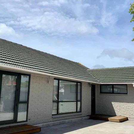 Very tidy 5 bedroom home in excellent location! - Photo 4