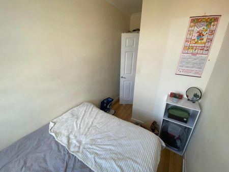 3 bedroom apartment to rent - Photo 4