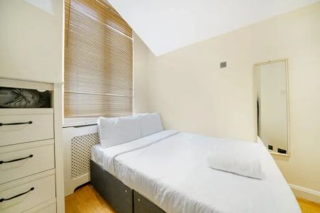 4 bedroom mews to rent - Photo 4