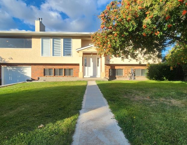 Large Upper Floor 2 bd 2 bath Renfrew Rd - Photo 1