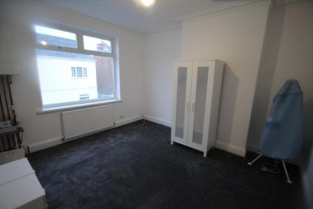 3 bedroom end of terrace house to rent - Photo 4