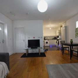 2 bedroom Flat in Kelso Street, Leeds - Photo 1