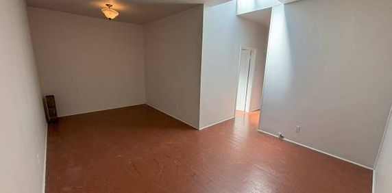 2 Bedroom Apartment in Chinatown- No laundry/No parking - Photo 2