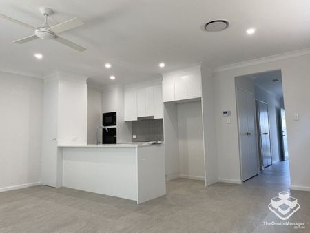 BRAND NEW ULTA MODERN LUXURY 3 BEDROOM TOWNHOUSE WITH DUCTED AIR-CON - First 2 Week Rent Free - Photo 2