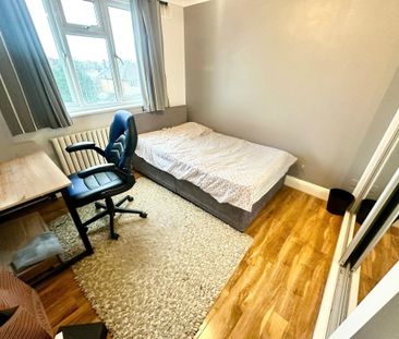 Castle Lane East, Bournemouth - Photo 3