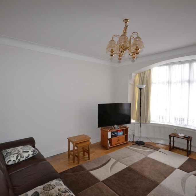 4 bedroom end of terrace house to rent - Photo 1