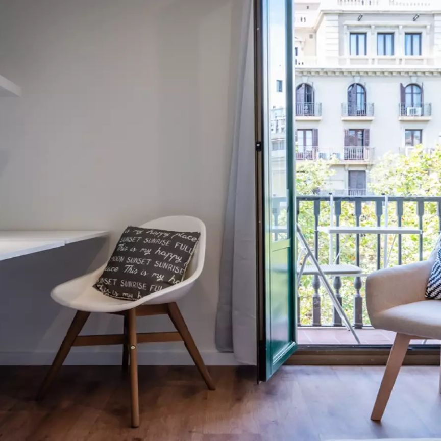 Room in a shared 7-bedroom apartment for rent in La Dreta de l'Eixample - Photo 1