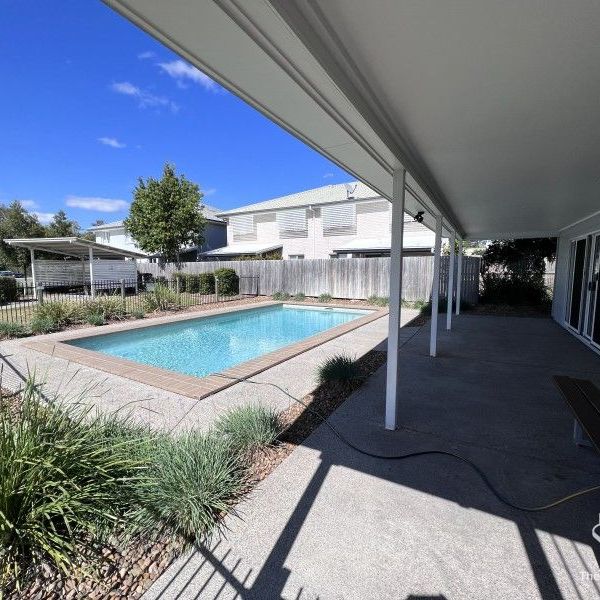 Break Lease: 3 Bedroom townhouse with pool and gym - Photo 1