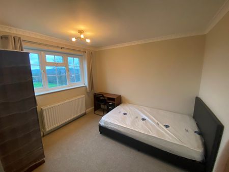 Room in a Shared House, Downs Road, LU1 - Photo 4