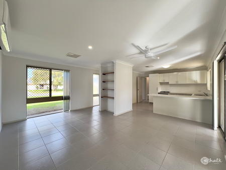 MODERN 3X1 HOME WITH LARGE WORKSHOP & SIDE ACCESS FOR BOAT OR CARAVAN!! - Photo 5