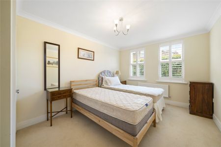 Bentley Place, 57-59 Baker Street, Weybridge, KT13 ground floor flat to rent - Photo 5