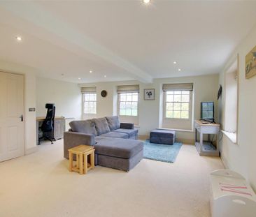2 bedroom penthouse to rent - Photo 3