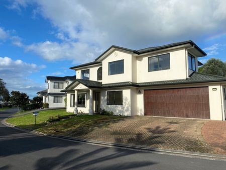 Te Atatu Peninsula-5 Bedroom Family House - Photo 2