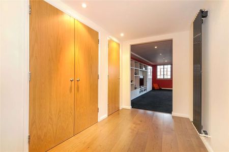 SHORT LET A beautifully appointed, two bedroom apartment, situated on the 4th floor of this popular, river fronted warehouse, located in central Wapping. - Photo 3