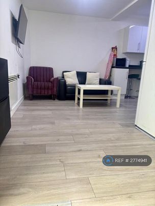 1 bedroom in a flat share to rent - Photo 1