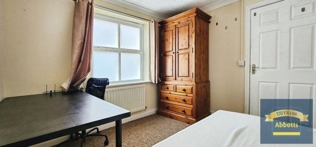 Hatcher Crescent, Colchester - Photo 1
