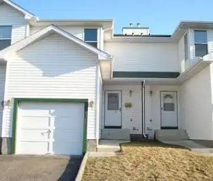 Price Reduce N.W. 2-Storeys Townhouse — 3 Bedrooms Townhouse - Photo 1